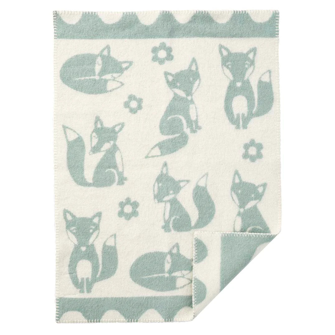 Babydecke Fox Duck Egg Blue – Fuchsmotiv in Blaugrün, 100% Bio-Lammwolle, Klippan Yllefabrik Schweden 65x90cm