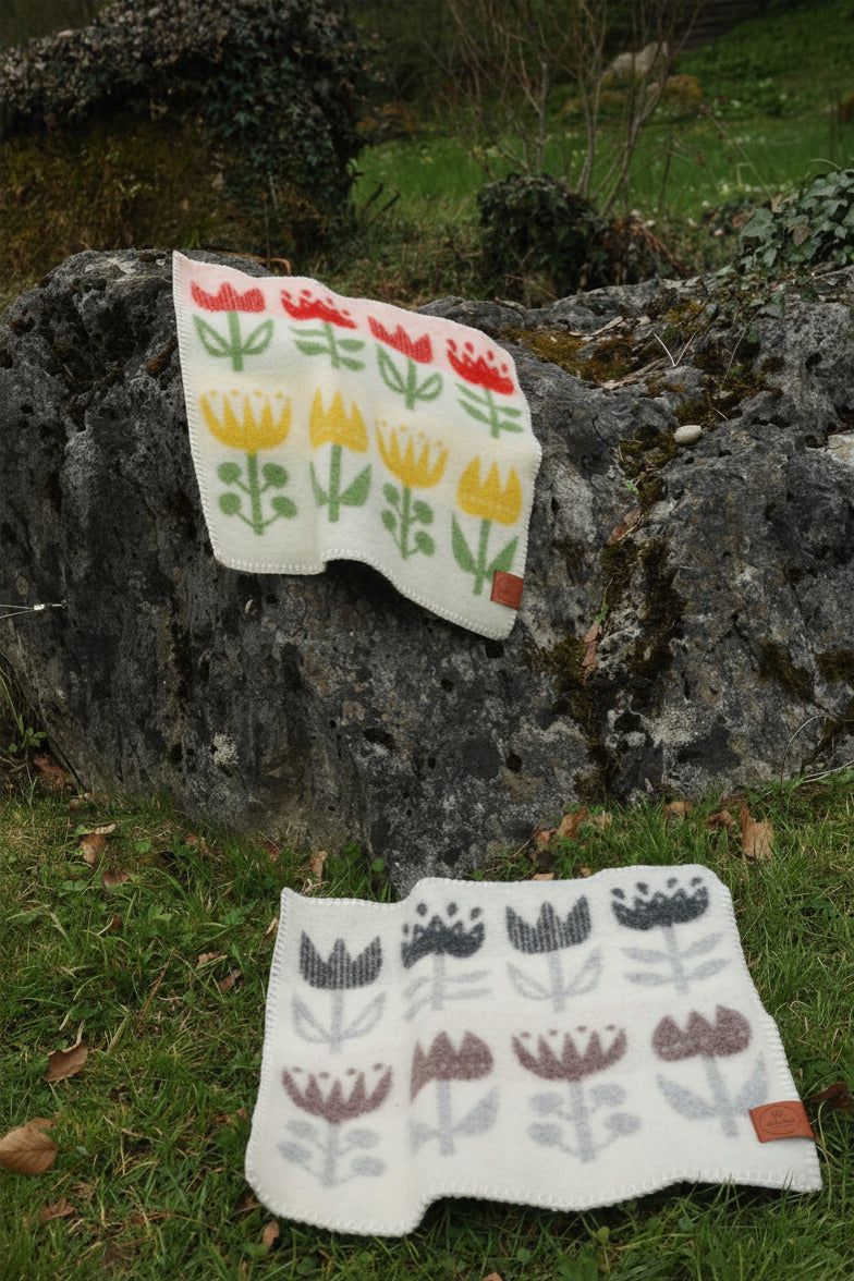 Sitzunterlage Tulip Yellow Red Detailansicht – handgewebte Lammwolle