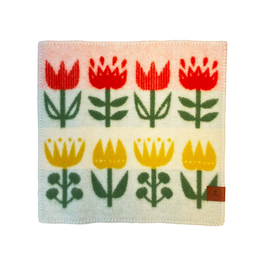 Woll-Sitzunterlage Tulip Yellow Red – buntes Tulpenmuster, 100% Lammwolle, Klippan Yllefabrik Schweden