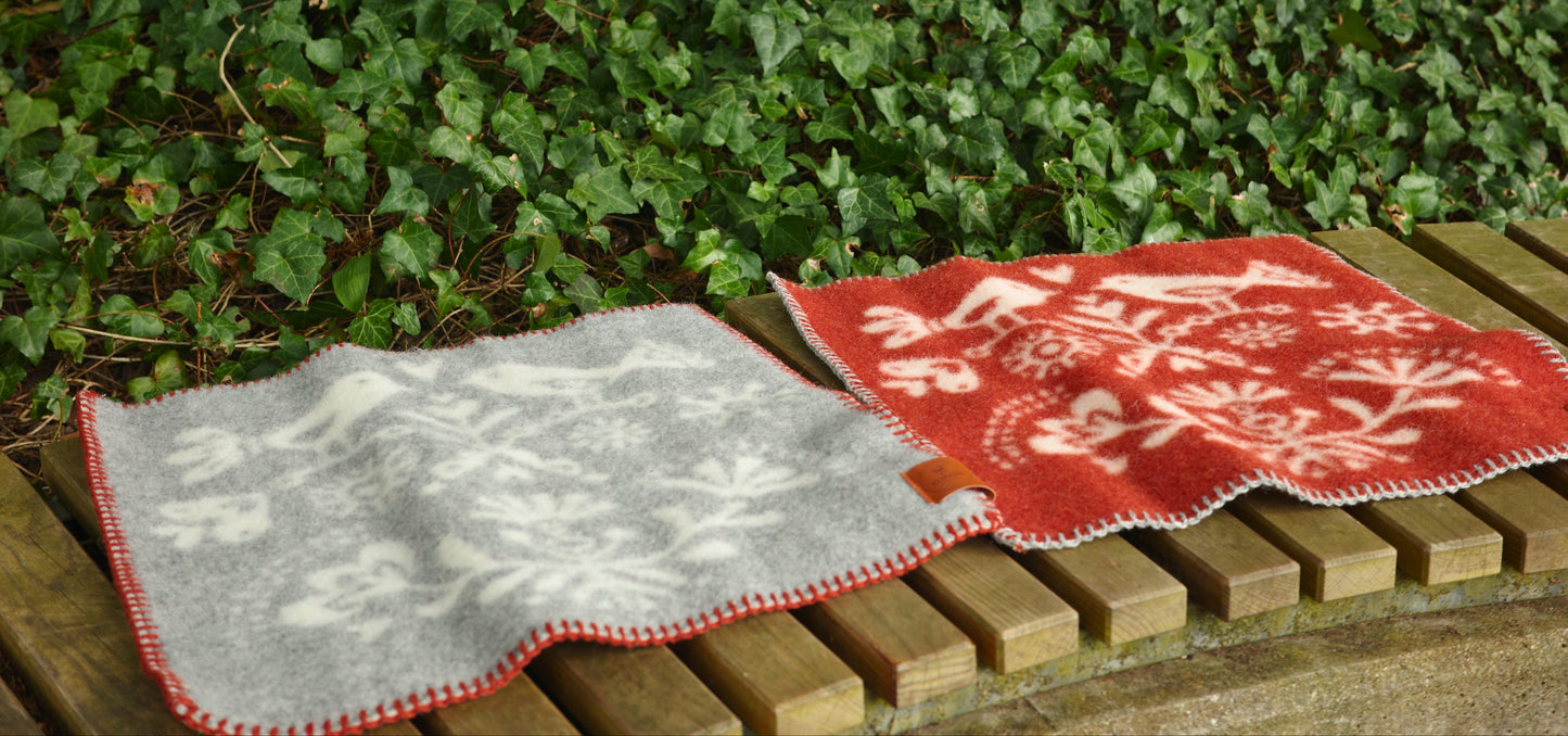 Sitzunterlage Joy Rust Red Detailansicht – handgewebte Lammwolle