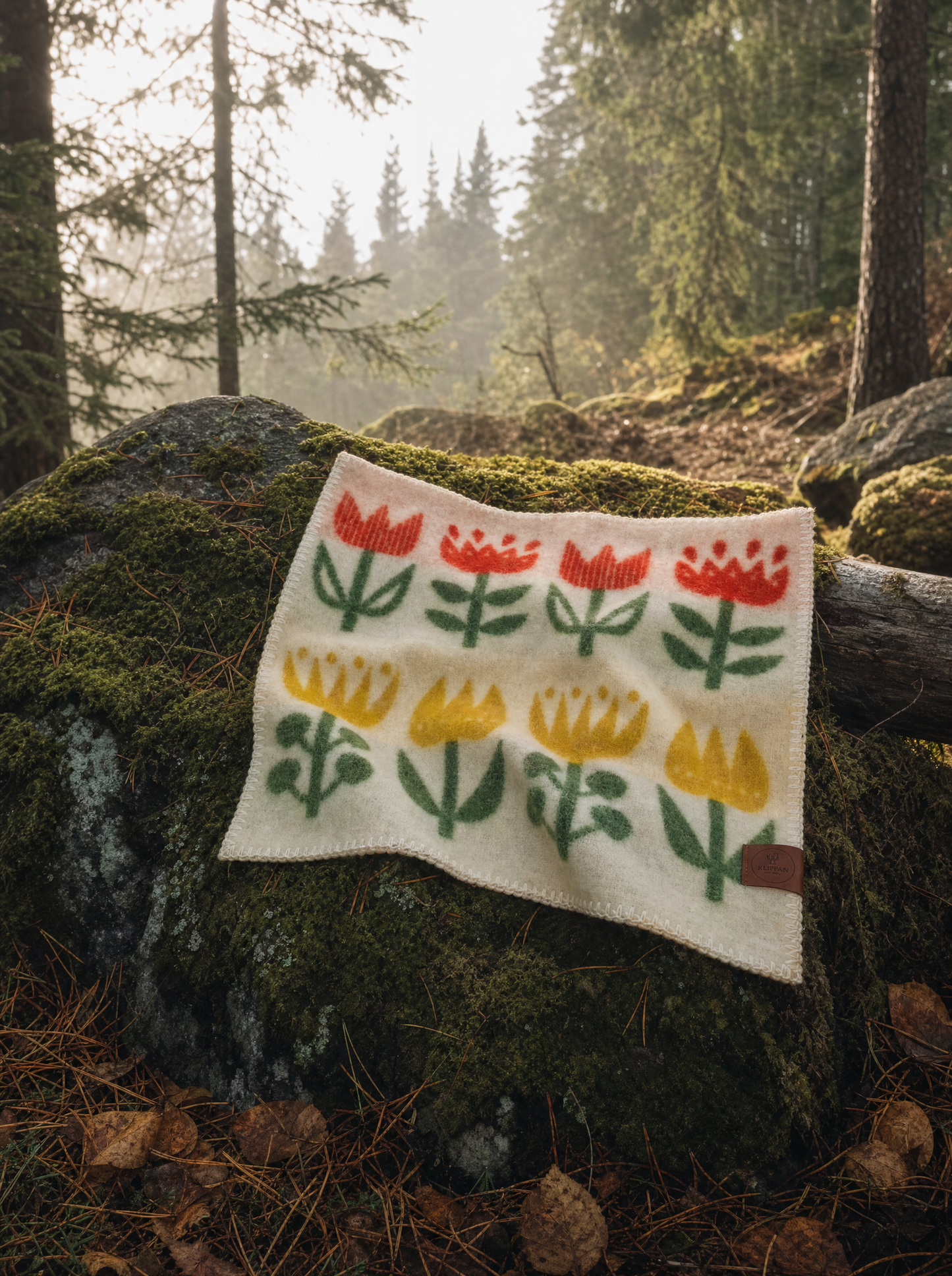 Sitzunterlage Tulip Yellow Red auf Holzuntergrund – Woohhly